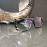 handgefertigte brille aus horn mit individueller maserung.